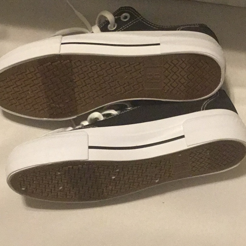Black and white sneakers - Picture 3 of 3